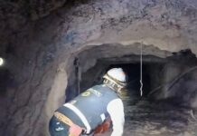 Rescatan a uno de cuatro trabajadores atrapados en mina en Sinaloa; lo trasladan al hospital