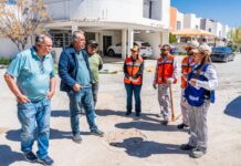 SE REUNE JMAS CON VECINOS DE BANÚS 360 PARA ATENDER REPORTES DEL DRENAJE SANITARIO