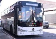 Baja chofer a pasajera de Bowí por insultar a usuarios