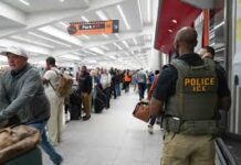 Agentes del ICE en puntos de control aeroportuarios; persisten los largos tiempos de espera