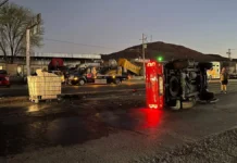 Volcadura deja daños en la Entrada a Labor de Terrazas
