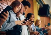 Nueva ansiedad digital: el temor a que sepan lo que ves en el celular