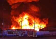 Arden cientos de tarimas en mega incendio; no reportan heridos