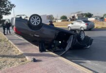 Pierde el control, se estrella y vuelca en la Sacramento