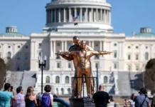 Estatua de Trump y Epstein en la pose de ‘Titanic’ aparece en Washington