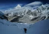 Enorme bloque de hielo inestable frena a escaladores del Everest