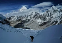 Enorme bloque de hielo inestable frena a escaladores del Everest