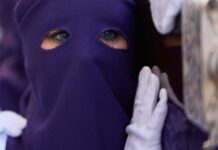 Las mujeres se enorgullecen de sus roles en la Semana Santa después de que la procesión de una hermandad católica española las excluyera