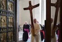 Histórico: El Papa León XIV carga la Cruz en Viacrucis para pedir por la paz mundial