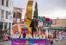 Valenciano encabeza el Desfile de la Fundación 2026 ante miles de asistentes