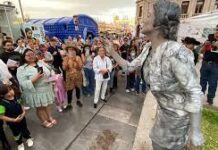 Cobran vida en el centro las «Estatuas literarias»