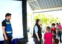 La China Frías lleva funciones de cine a distintas colonias de Chihuahua en el marco del Día del Niño