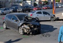 Encontronazo en la Juan Escutia; Beat es proyectado a alcantarilla