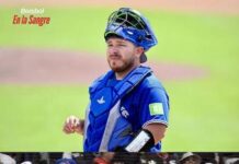 Kirk abandonó el partido en la décima entrada al recibir un golpe