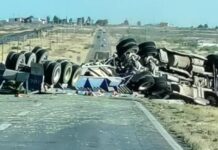 Vuelca tráiler en la rúa a Juárez y bloquea carretera
