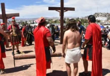 Culmina Viacrucis en Santa Rosa con la crucifixión de Jesús