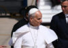 Regresa Papa a Roma en avión del Rey tras avería