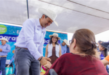 Entrega alcalde Marco Bonilla alimento para ganado, laptops y obras en El Charco