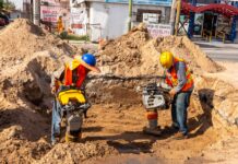 Bachea JMAS avenida De la Raza tras reparar hundimiento en colector.