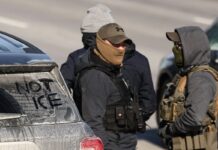 Cumple periodista mexicano 300 días retenido por ICE sin atención médica y entre cucarachas