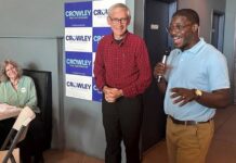 Gana Crowley primarias demócratas para gobernar Wisconsin