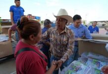 Arturo Zubía lleva apoyos y reforestación a las familias de Abraham González