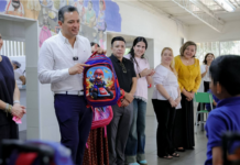 Convive Marco Bonilla con niñas y niños de Granja Hogar y entrega mochilas del Reto Útil