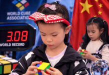 Niña china de 6 años establece un récord en el cubo de Rubik