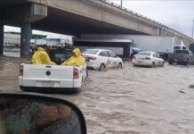 Continúan inundadas importantes vialidades en Juárez