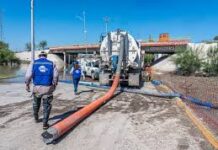 Apoya JMAS con retiro de agua acumulada en avenida Las Torres, bajo el puente Centauro