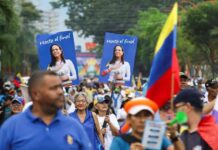 Marchan en Venezuela para pedir retorno de Corina Machado