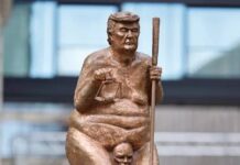 Develan una polémica estatua de Trump desnudo en el Parlamento Europeo
