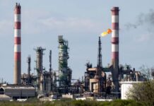 El petróleo fluye desde el golfo Pérsico, pero los precios siguen altos. ¿Por qué?