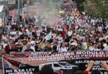 Aprietan al IMSS y a líder sindical