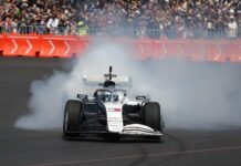 “Checo” Pérez festeja renovación con Cadillac hasta 2029 con Show Run