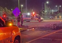 Queda atrapado entre fierros, tras chocar vs un poste