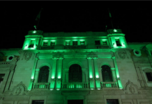 Chavira y regidoras iluminan de verde la Plaza de Armas contra la parálisis cerebral